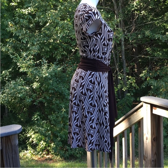 Faux wrap chocolate and vanilla diamond geometric dress with tie waist size 8 - Picture 5 of 6
